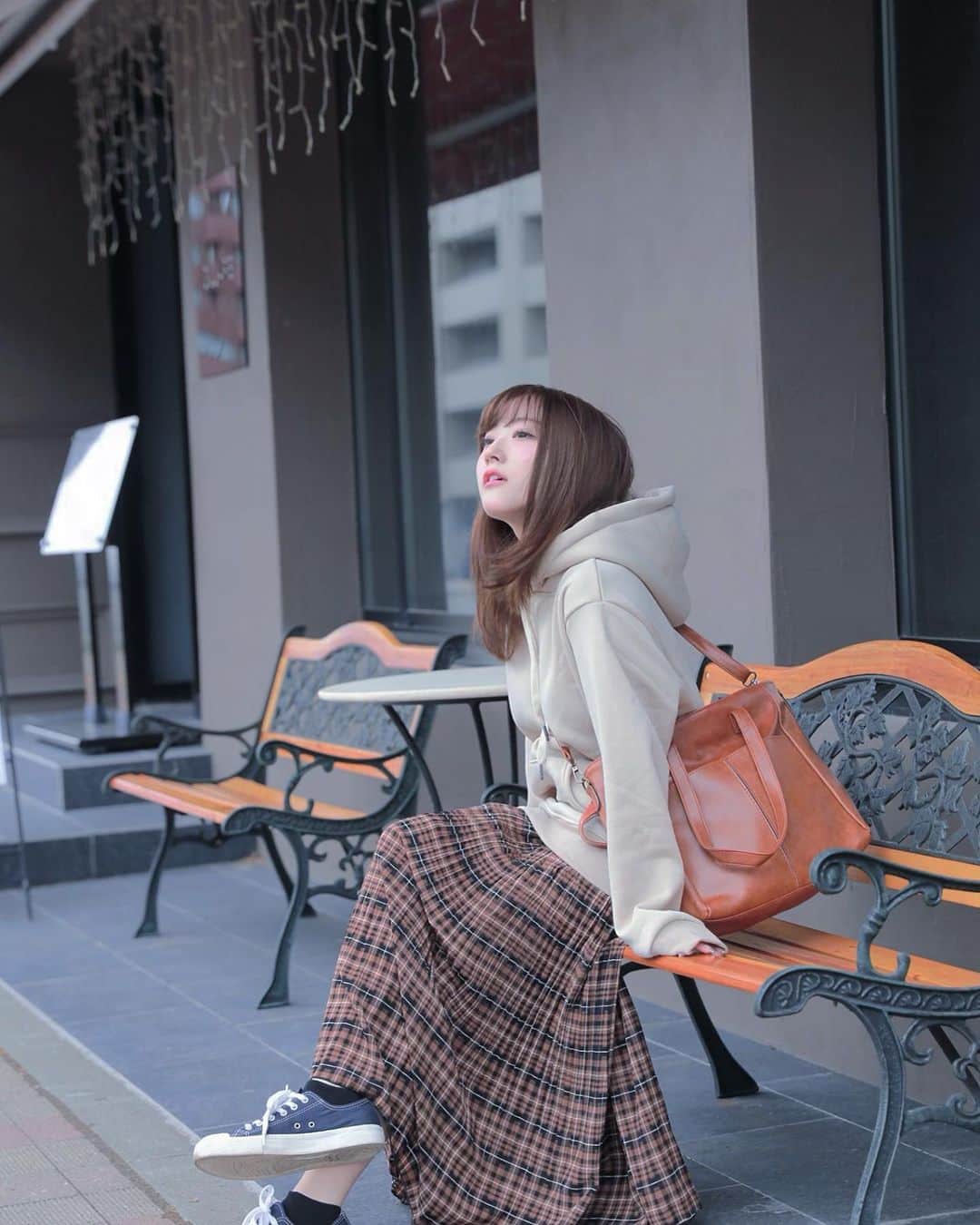 おもてちゃんのインスタグラム：「. ◎裏起毛ベージュパーカー ◎チェックプリーツロングスカート ◎ポーチ付き2wayバッグ . バッグはライトブラウンとダークブラウンの2色〜👶🏽 #m_mignon」