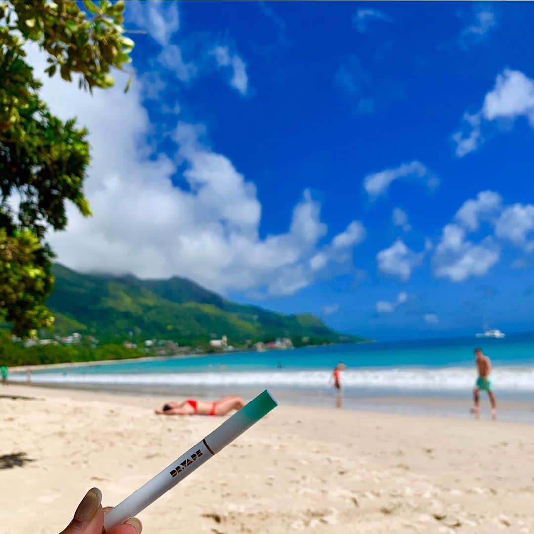 DR.VAPEさんのインスタグラム写真 - (DR.VAPEInstagram)「セイシェル🇸🇨 青々とした海と空！瑞々しいたくさんの緑！ 世界がどんどん夏色になって来ましたね🌴 みなさんは今年の夏は何をしますか？ ベイプはビーチでのんびりします🌺 * * #DRVAPE#VAPE#Seychelles#EastAfrica#beach#summer#travelgram#traveltotheworld#instagood#travel#ドクターベープ#べイプ#セイシェル#旅行#ビーチ#海#砂浜#タビジョ#世界旅行#健康#旅好きな人と繋がりたい#禁煙#禁煙グッズ#タバコ#禁煙したい#旅好き#アフリカ旅行#観光#東アフリカ#夏」7月24日 20時12分 - dr.vape_official