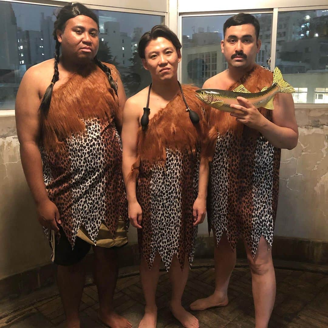 アントニーのインスタグラム：「原始人の格好で撮影  #おととい吉本東京本社で #原始人の格好をして三人で撮影してました #本当いろんな仕事がある #すると #おそらく先日の会見終えたばかりの #岡本社長と吉本上層部の社員さん達が 僕らの目の前を通った #みなさん神妙な面持ちでしたが #僕らが挨拶すると #4度見ぐらいしていた #社長僕らお笑いやってます」