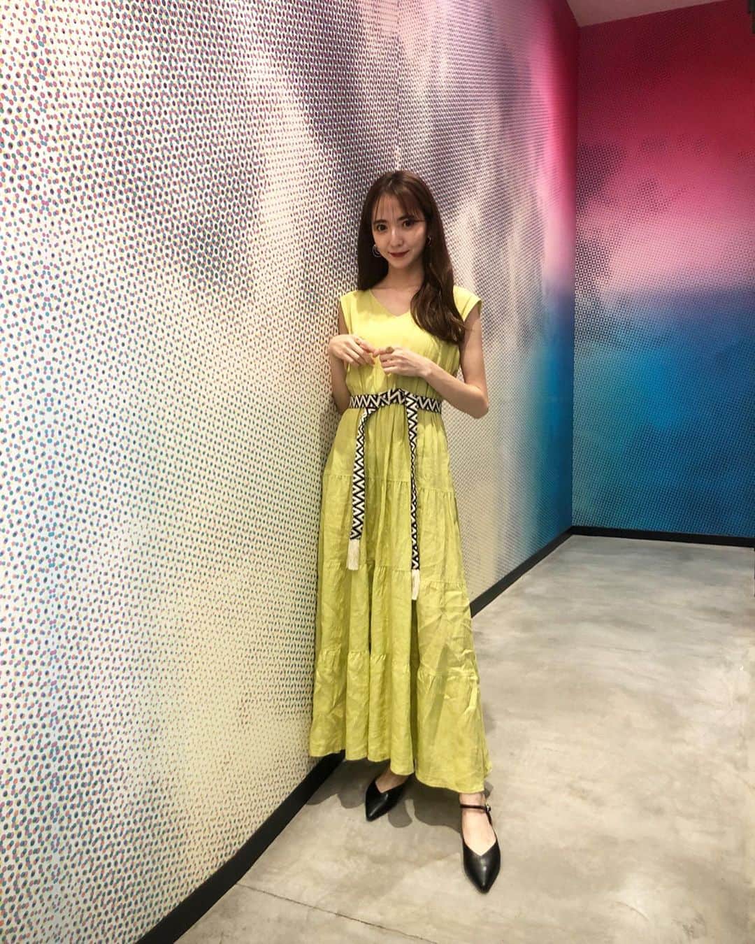 平木愛美のインスタグラム：「オトナなネオンカラーが可愛いワンピースを着て…💛 . 昨夜は撮影おわりに、『We Think (Shibuya).』新プロジェクト発表会＆アンバサダー就任式へ参加してきました！  例えば、エスカレーターは、関東では左側で立ち止まり右側で歩く。というのを基本的なルールに感じがちですが本当はそういったかたちでなくて、"両側とも立ち止まる"実はそれが安全の為にもベストなかたちで。 '渋谷といえばエスカレーターは二列に並んで立ち止まってるよね' そんな一年後になっていたら、凄いことですね。等、 シブヤの #モラル をテーマにアンバサダーのくみさんや区議会議員さん、東急さんなど企業さんがたのディスカッションのお話を聞いたりして、私自身も色々と考えさせられる時間でした！ . たくさんの人が溢れ交差する渋谷。 エスカレーターだけでなく色々な公共機関、渋谷という場所からカルチャーが生まれ、発信される大きなイベント等、迷惑行為やゴミ問題など色々な課題のある中で 思いやりやマナー向上の、あたたかい渋谷の街が実現したら素敵だなあ。  ちょうど１年後の2020年のオリンピックをひかえ、更に再開発も進む活気ある街「渋谷」 渋谷ストリームの隣に所属事務所vithmicもあったり、毎日のアクセスでも訪れる、大好きな渋谷。  ささいな目の前の、思いやり。だったり自分にも出来ることから、皆んなで頑張る大きなことなど私もしっかり考えていきたいと思いました☺︎ . さて本日も、お撮影おわりました🌼皆さん一日おつかれさまです♡ . #shibuya #tokyo #wework #iceberg #harajuku」