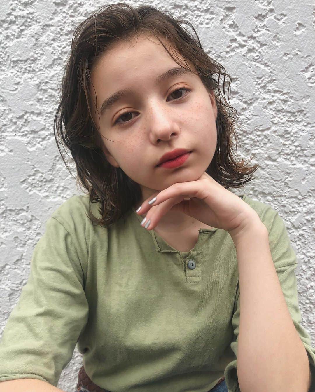 カワシリアツシのインスタグラム：「今週はまだご予約に余裕がございますのでお好きなお時間にご案内できます◎ 平日11〜22時 土曜日11〜21時 日曜日11〜20時 ご予約お待ちしてます🥺 ・ ・ ・ ・ブリーチの回数がわからない。 ・値段が気になる。 ・ダメージが心配。など なんでもご気軽にご相談ください😊 ・ ご予約やご相談はDM・LINEにて待ちしております🙆‍♂️ ・ ・ ・  #アディクシー #イルミナカラー  #外国人風カラー #ミニボブ #切りっぱなしボブ #ハイライト #外ハネ #グラデーション #外国人風 #ポートレート #美容室 #美容院 #美容学生 #撮影 #東京 #渋谷  #ショートヘア #グレージュ  #ブルージュ #ブリーチ #portrait #フィルムカメラ #hairstyle #ショートカット #haircolor #ハイトーン #데일리룩 #时尚 #แฟชั่น#デジキュア」