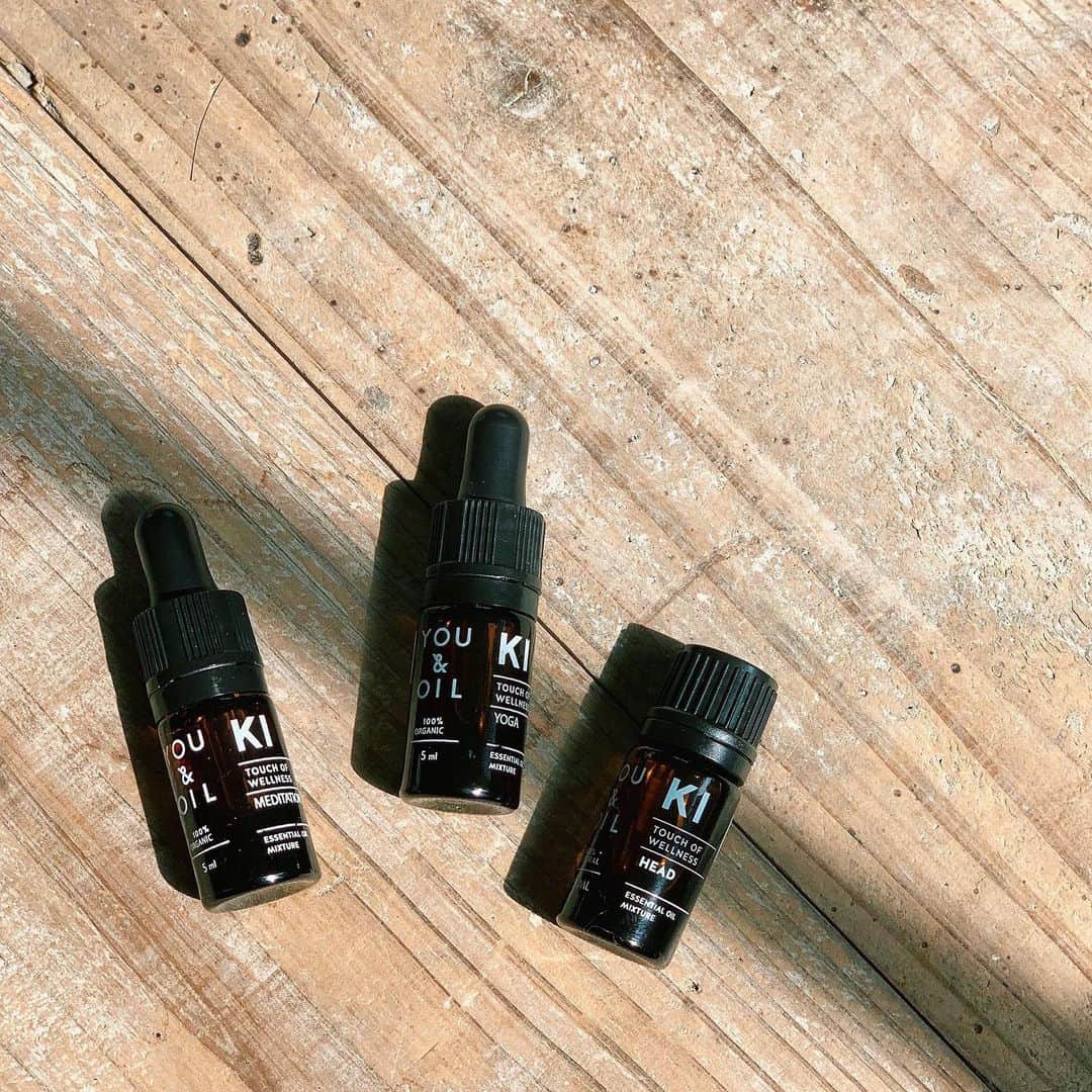 のインスタグラム：「なんだかモヤモヤしたり、﻿ 体に不調を感じる時に頼りになるのが﻿ YOU＆OILのブレンドエッセンシャルオイル﻿ 『KIシリーズ』🌿﻿ ﻿ 東洋医学の「気」を整える発想から﻿ 生まれたKIラインは、﻿ 気分やお悩みに合わせた使用シーンによって﻿ 使い分けられる豊富なラインナップが魅力✨﻿ ﻿ 絶賛愛用中のHEADは頭がずーんと重たい時に﻿ 額や首の後ろに塗るとスーッとして﻿ ふんわりいい香りで癒されるので﻿ お守りコスメとしてデスクに常備してます☺️♡﻿ ﻿ 忙しい女子の味方になってくれる﻿ KIのオイル、おススメです👏🏻！﻿ ﻿ ﻿ #youandoil #ki #kiシリーズ #オイル﻿ #エッセンシャルオイル #オーガニックコスメ﻿ #オーガニック #コスメ #おすすめ﻿ #andGIRL #アンドガール」