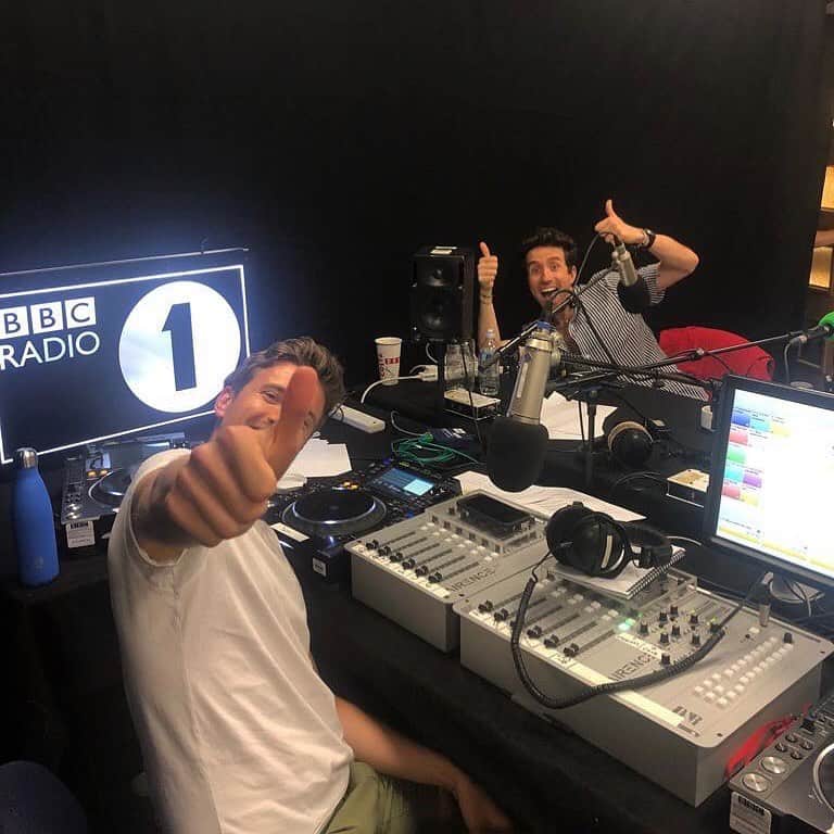 BBC Radioさんのインスタグラム写真 - (BBC RadioInstagram)「approximately 5 minutes before @greg_james snapped and told @matthewedmondson to “shove it up his a**e” after he rejected his clue 🤭 #hideandseek」7月24日 20時27分 - bbcradio1