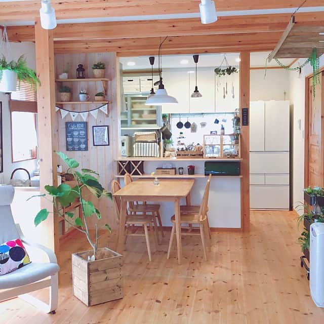 RoomClipJPさんのインスタグラム写真 - (RoomClipJPInstagram)「『鉢カバーのある部屋』鉢カバーで観葉植物がよりインテリアに馴染みやすく。部屋のスタイルに合わせてDIYするのも人気です。 1,000枚以上の鉢カバーの部屋実例を参考にしてみてください⁣⠀﻿⁠ .⁣⠀﻿⁠ Photo:kolme(RoomNo.1339865)▶︎この部屋のインテリアはRoomClipのアプリからご覧いただけます。アプリはプロフィール欄から⁣⠀﻿⁠ .⁣⠀﻿⁠ 投稿イベント開催中です【まもなく終了する投稿イベント】『教えて！みんなの木の塀・木の柵〜7/24』『おうちモチーフ〜7/28』⁣⁠ .⁣⠀﻿⁠ #RoomClip#ルームクリップ#interior#instahome#インテリア#暮らし#日常#マイホーム#日々の暮らし#丁寧な暮らし#家#シンプルライフ#リビング#家具#インテリア雑貨#収納#シンプルインテリア#模様替え#整理収納#インテリア好き#インテリア小物#おしゃれな家#100均インテリア#おしゃれインテリア#インテリア家具#鉢カバー#diy#観葉植物#ikea#momonatural」7月24日 20時30分 - roomclipjp