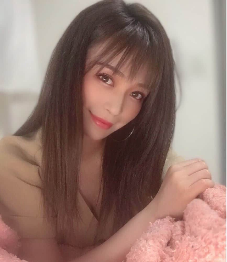 平塚千瑛さんのインスタグラム写真 - (平塚千瑛Instagram)「今日もお疲れ様でした😚 梅雨明けしたと思う人〜？？🙋‍♀️ . . . . . . . . #actress #model #gravure  #japanesegirl #asiangirl #Gカップ #グラビア  #followｍe #smile #筋トレ #diet #セルフメイク #bikini  #makeup #corset #photobook #fitnessgirl  #nudephotobook #メイクアップ #アイメイク  #富士額 #巻き髪 #ロングヘアー #美容 #美容室」7月24日 20時31分 - chiaki_hiratsuka