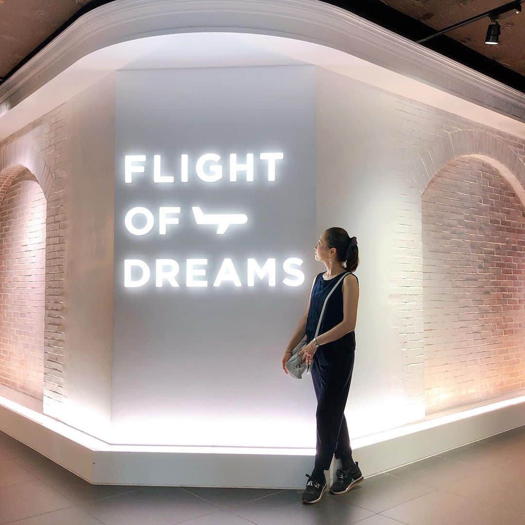 のインスタグラム：「#flightofdreams #centrair #Seattleterrace #flightpark ━︎━︎━︎━︎━︎━︎━︎━︎━︎━︎━︎━︎━︎━︎━︎━︎━︎━︎━︎━︎ 動画に載せましたが、映像と音のショーは感動もの♡ ぜひ生でも見てみてくださいね。 シアトルの人気店など、そそられるお店ばかりのフードコートから食べながらも体感できます♡ ━︎━︎━︎━︎━︎━︎━︎━︎━︎━︎━︎━︎━︎━︎━︎━︎━︎━︎━︎━︎ ↑ここまでは入場無料です💁‍♀️ 入場料を払うと、実際に飛行機内へ入れてコックピットや、色んな体験もできます。 ━︎━︎━︎━︎━︎━︎━︎━︎━︎━︎━︎━︎━︎━︎━︎━︎━︎━︎━︎━︎ セントレアは、いろんなイベントを企画しているのでまた来たいと思います♡ 今（夏休み中）は、ポケモンGETラリーとトイストーリー4イベントも、加わって楽しそうです◡̈⃝︎⋆︎* ━︎━︎━︎━︎━︎━︎━︎━︎━︎━︎━︎━︎━︎━︎━︎━︎━︎━︎━︎━︎ #ファッション #コーデ #zara #shoes #bag #setup #オールインワン #らくちんコーデ #ママ #女の子ママ #男の子ママ #猛暑 #長い #夏休み #がんばろう #夏まつり」