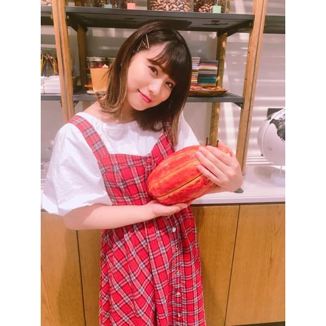 坂本遥奈さんのインスタグラム写真 - (坂本遥奈Instagram)「→→ 我が子のように抱えてるのはカカオ豆の原料だよ(^^) ・ ・ #中日新聞ほっとweb TEAMSHACHIのプライベートリップ公開！！ 今回はハルが#nicoe さんの#cacao lab.（カカオラボ）に 行ってきました(^^) チョコレート作り楽しかったなあ✨私服は、チョコレートということで、、赤のワンピースにしたの👗赤チェック珍しい🤭 #chocolate#cacao#🍫」7月24日 20時34分 - haruna_sakamoto_official