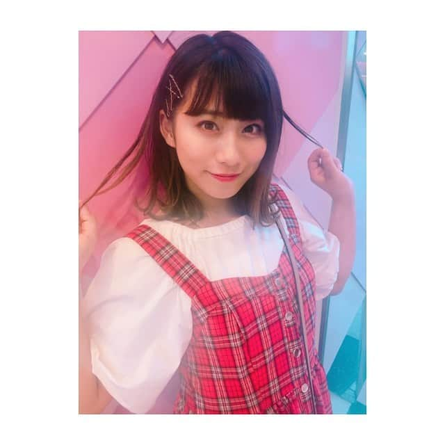 坂本遥奈さんのインスタグラム写真 - (坂本遥奈Instagram)「→→ 我が子のように抱えてるのはカカオ豆の原料だよ(^^) ・ ・ #中日新聞ほっとweb TEAMSHACHIのプライベートリップ公開！！ 今回はハルが#nicoe さんの#cacao lab.（カカオラボ）に 行ってきました(^^) チョコレート作り楽しかったなあ✨私服は、チョコレートということで、、赤のワンピースにしたの👗赤チェック珍しい🤭 #chocolate#cacao#🍫」7月24日 20時34分 - haruna_sakamoto_official