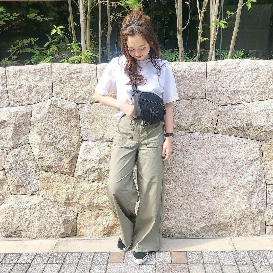 haruさんのインスタグラム写真 - (haruInstagram)「ㅤㅤㅤㅤㅤㅤㅤㅤㅤㅤㅤㅤㅤ ㅤㅤㅤㅤㅤㅤㅤㅤㅤㅤㅤㅤㅤ ㅤㅤㅤㅤㅤㅤㅤㅤㅤㅤㅤㅤㅤ #ootd ㅤㅤㅤㅤㅤㅤㅤㅤㅤㅤㅤㅤㅤ 前回のたくさん保存.コメントありがとうございます😢🧡 またヘアアレンジ動画も載せて行けるように がんばります😖✨ ㅤㅤㅤㅤㅤㅤㅤㅤㅤㅤㅤㅤㅤ ㅤㅤㅤㅤㅤㅤㅤㅤㅤㅤㅤㅤㅤ この前のストーリーで載せた -¥500 してた @gu_for_all_ の #ベイカーワイドパンツ  ずっと悩んでだけど安くなってたから買ってしまいました🤦🏻‍♀️☜﻿ ㅤㅤㅤㅤㅤㅤㅤㅤㅤㅤㅤㅤ 久しぶりにめちゃくちゃボーイッシュな感じで☺！ だけどハーフおだんご×波ウェーブで ボーイッシュになりすぎないようにしました🧡 ㅤㅤㅤㅤㅤㅤㅤㅤㅤㅤㅤㅤㅤ トップスは @uniqlo です☺💕 ㅤㅤㅤㅤㅤㅤㅤㅤㅤㅤㅤㅤㅤ ㅤㅤㅤㅤㅤㅤㅤㅤㅤㅤㅤㅤㅤ ❤︎ tops : #uniqlo ¥1080  Sサイズ ❤︎ pants : #GU ¥1490+tax  Sサイズ ❤︎ bag : #lee ¥3132 ㅤㅤㅤㅤㅤㅤㅤㅤㅤㅤㅤㅤㅤ ㅤㅤㅤㅤㅤㅤㅤㅤㅤㅤㅤㅤㅤ #プチプラ#プチプラこー#ハーフおだんご#メンズライク#シンプルコーデ#tbt #igers#GUコーデ#instalove #harucd ㅤㅤㅤㅤㅤㅤㅤㅤㅤㅤㅤㅤㅤ」7月24日 20時46分 - __haru3