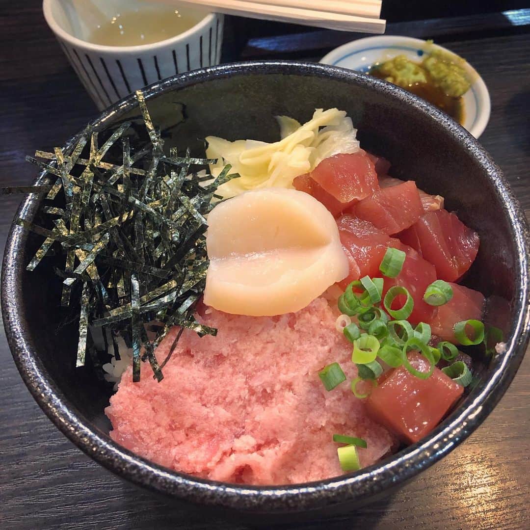 サイモンとマルティナのインスタグラム：「Martina’s favourite sashimi bowl: #三品丼 three types of raw seafood: scallops, chopped fatty tuna, and marinated tuna served over warm, steamed rice. 🍚 You’ll see a handful of pickled ginger (top of the bowl) used for refreshing your tastebuds between bites, and of course, some shredded savoury nori.  #chirashidon」