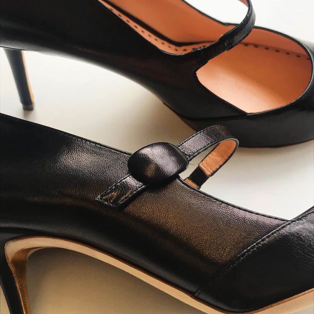 ルパートサンダーソンのインスタグラム：「It’s all in the details | Introducing Robyn, the perfect mid heel Mary-Jane, featuring our signature pebble detail and an 8cm heel | #NewIn #PreFall19 #MaryJane #MidHeel #RupertSanderson 💫」
