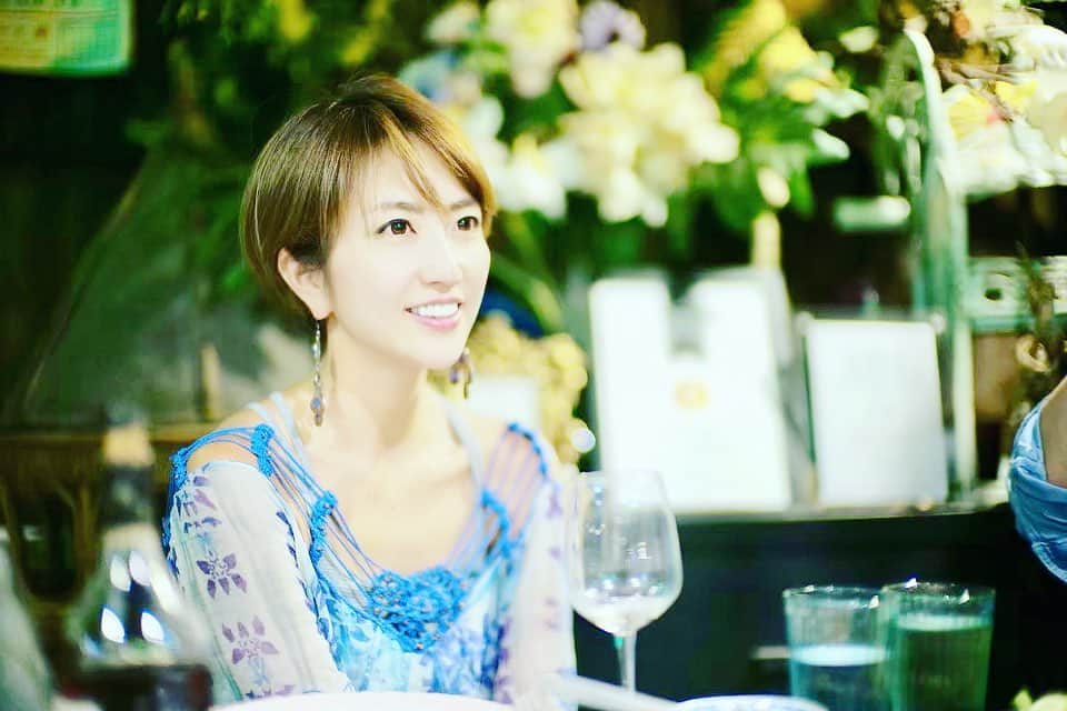 渡辺由布子さんのインスタグラム写真 - (渡辺由布子Instagram)「🥩🍷 ・ 私自身は単なるトラベラーで、決して美食家ではないけれど、美味しいものを食べにフラッと旅に出るようなスタイルには、かねてから憧れを抱いている。 ・ 私が尊敬して止まない5人の#美食家 のうちのひとり @kyah_japan さんお墨付きの「USHIGORO S」を初訪問。  キャビアや雲丹との化学反応は言うまでもなく、ザブトンから究極の黒タンまで！あらゆる部位を絶妙な焼き加減で提供してくれる。  肉の最大限の可能性が引き出された贅沢コース。ワインのセレクトも最高！ 写真を見返しただけでヨダレが出ちゃう🤤  オープンして1年強だが、全室完全個室のせいか、ハイエンドな外国人観光客やお忍びのゲストも足繁く通うそう。  とっておきの記念日に是非♡ ・ ・ ＊＊＊＊＊＊＊＊＊＊＊ 【Gコース】¥14,000 ・旬野菜6種 『淡路産ジャコと金針菜の甘煮』 『炭火・醤油で仕上げた赤満願寺唐辛子 麹味噌がけ』 『インゲンの胡麻和え』 『金糸瓜（そうめんカボチャ）のお浸し ・ ・花山椒の葉を添えて』 『大分湯布院玉の湯の柚子胡椒を添えたスナップエンドウのナムル』『加賀県産金時草（水前寺菜）の酢の物』 ・ ・牛刺し4種 『とも三角と赤酢シャリのタレ握り あたりネギを添えて』『 白センマイの卵黄カラスミソース和え  ホワイトアスパラのアッシェ ベルーガのキャビアと生カラスミ』 『イチボのお刺身 北海道根室産バフンウニ添え』『シンシンの塩ダレユッケ オーストラリア産黒トリュフと徳島県産阿波育ち濃厚卵』 ・ ・スープ 鳥取県田村牧場 田村牛の牛スジとスッポンを8時間煮込み旨味を凝縮した『スッポンと牛コンソメスープ 芽ネギ 茗荷 ホワイトアスパラ』 ・ ・究極の黒タン 炭火でじっくりと火入れ醤油で仕上げた『黒毛和牛タン元の特厚ステーキ フランス産ゲランド塩・酢橘・本山葵』 ・ ・和牛厚切りハラミ 塩ダレを揉みこんだ『和牛の厚切りハラミ 広島県呉市の王長レモンと』 ・ ・肉素麺 一番出汁にリブ巻きの細切りを素麺に見立て粘りの有る野菜で出汁との絡みを良くした『リブ巻きの肉素麺 大和芋とオクラ』 ・ ・生牛メンチカツ カメノコ、ザブトンをバランス良く少し粗めに引き、玉ねぎを敢えて使用せずソースで表現した『生牛メンチカツ オニオンソース添え』バターのコクと共に ・ ・サラダ ピンクロッサ ホワイトセロリ からし菜のチョレギ風サラダ ・ザブトンのすき焼き トリュフ添え 月齢32ヶ月 鳥取県田村牧場の田村牛と徳島県産阿波育ち濃厚卵 無添加のタレで頂く『田村牛ザブトンのすき焼き オーストラリア産黒トリュフと』 ・ ・厳選部位のしゃぶしゃぶ 京都産九条ネギ 椎茸 青梗菜 サーロインに目の前で牛出汁をおかけして仕上げる『サーロインのしゃぶしゃぶ』 ・ ・厳選部位のステーキ 兵庫県三田市の有名な生産農家 瀬戸章示さんが育てた月齢34ヶ月サーロインを炭火、醤油で仕上げた 『三田牛のサーロインの厚切りステーキ フランス産ゲランド塩 粒生胡椒 山わさび醤油漬け』 ・ ・至高の牛丼 土鍋で炊きあげた信州の最北端、奥信濃で取れる、米の味、甘みと粘り気が特徴の希少な “北信州 みゆき幻の米”と頂く、目の前でライブ感を楽しめ、レアで仕上げる『田村牛ザブトンと実山椒の至高牛丼』 ・ ・黄金雲丹素麺 雲丹を合わせた黄金色に輝くスープと根室産バフン雲丹と岩海苔を添え、奈良県産極細麺”三輪そうめん白龍“でお召し上がり頂く『黄金雲丹素麺』 ・ ・季節の自家製アイスクリーム 当日お作りしたばかりの口当たり滑らかな自家製”生アイス“ 定番のレーズンから香りだけ抽出した『ラムレーズンのアイス』 じっくりとローストしたアーモンドで作った『アーモンドアイス』 『塩ミルクのオリーブオイルがけ』  #肉食女子  #食レポ  #29の日  #USHIGORO  #USHIGOROSGINZA」7月24日 20時42分 - watanabe_yuko