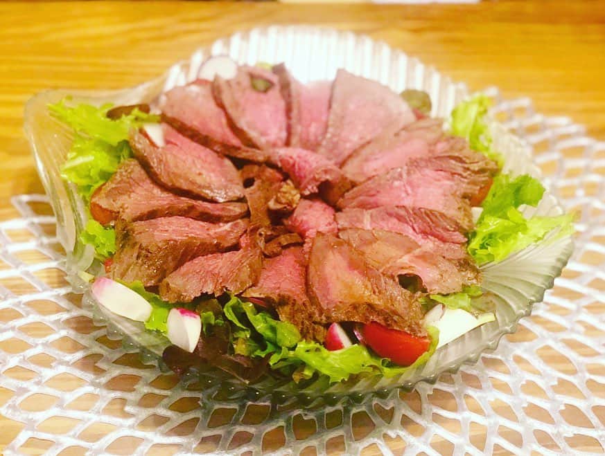 のインスタグラム：「* * * ちょこちょこ買い足すトップバリュ グリーンアイ✭ ローストビーフを作って下にサラダを敷きたくてオーガニックサラダリーフのセットと、冷凍の和風野菜ミックスで筑前煮を作りたくて鶏肉を買いに走ったよ𓃱 * * * ベビーリーフは手軽に盛り付けが良く見えるし← 美味しいからよく買うんだけど、グリーンアイのは可愛い根菜やサラダリーフがセットになってるから、彩りも栄養も良くなって嬉しい♡ * * * 鶏肉はすごい色々な部位がお料理しやすいサイズにカットされて売ってるので、時短になって助かるよ𓅸 今回は王道のモモ肉と、大好きなせせりを見つけたので二種類のお肉で作りました♪ * * * 出来上がりを載せようと思ってたのですが、筑前煮を煮ながら息子に離乳食あげてたら煮過ぎちゃいました(;_;) 味は大丈夫だったんだけど写真は断念↷ ローストビーフもせっかくの可愛いラディッシュとかが隠れちゃったので、また今度再チャレンジするぞ⋆✈ #筑前煮  #ローストビーフ  #トップバリュグリーンアイ  #グリーンアイPR  #myhappygreen #純輝鶏  #オーガニック  #ベビーリーフ  #AEON  #時短レシピ  #手作りごはん  #dinner  #夜ご飯」