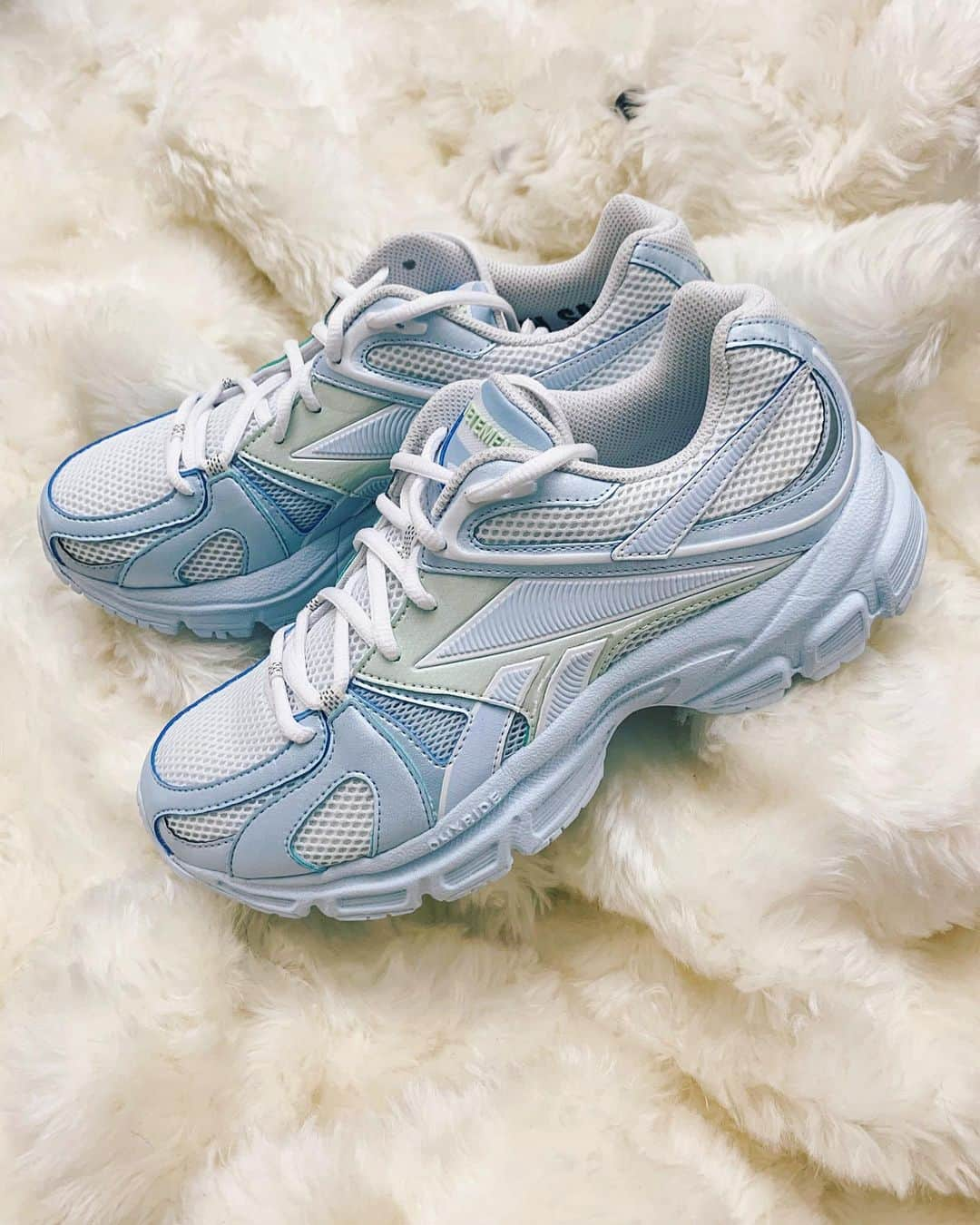 ヴェトモンさんのインスタグラム写真 - (ヴェトモンInstagram)「#VETEMENTSxREEBOK SPIKE RUNNERS IN PASTEL - SURPRISE DROP www.net-a-porter.com @netaporter」7月24日 20時44分 - vetements_official