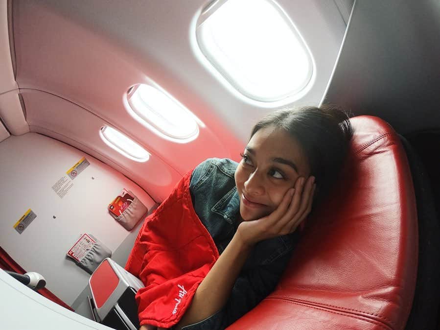 遊海 Yuumiさんのインスタグラム写真 - (遊海 YuumiInstagram)「My flight to Malaysia with @airasia_jpn @airasia ! 快適な飛行機の旅✈️ 1名様に クアラルンプール行き飛行機チケットが当たります！ エアアジアをフォローして、この写真に飛行機の絵文字と友達を一人タグしてください😀 @airasia @airasia_jp #vacaywithairasiax #airasia #myhawaiistory #gohawaiisea #hawaiiexperiencethedream」7月24日 20時44分 - yuumi_kato