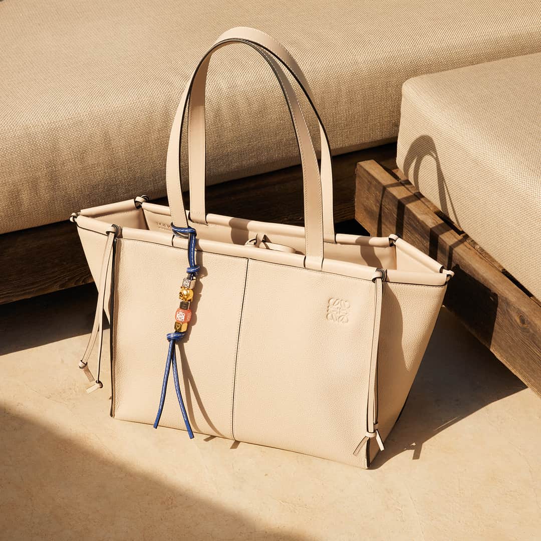 Loeweさんのインスタグラム写真 - (LoeweInstagram)「Introducing a leather version of the Cushion Tote. The bag is an adaptation of our heritage cushion-seats, revived from our archives by @jonathan.anderson. #LOEWE」7月24日 20時47分 - loewe