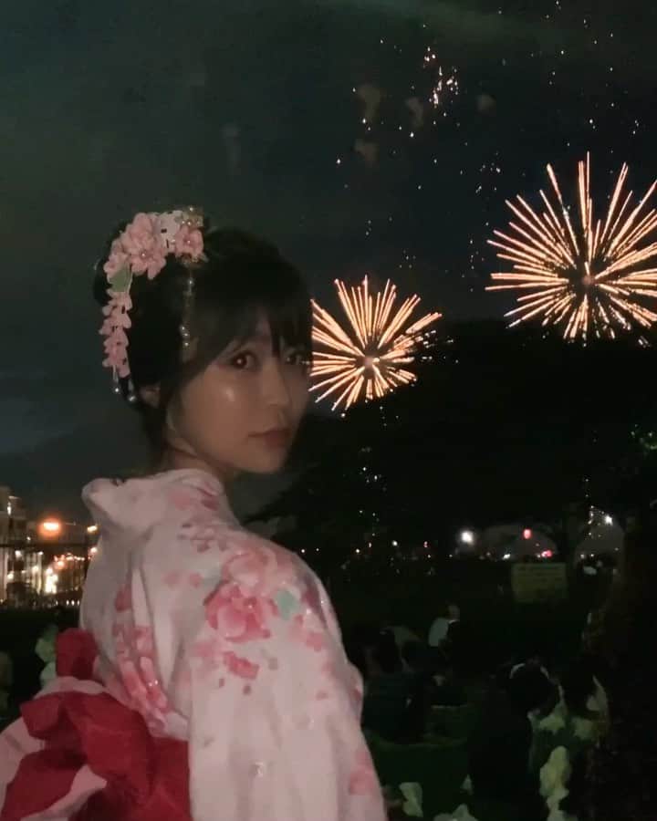 渋谷ゆりのインスタグラム：「#香港テレビ #ViuTV 人生初！#花火#デート した🥺収録だけど…笑。いつも他の事に夢中で#青春 し忘れた😂誰か私と青春はじめませんか…？🙋‍♀️笑  我人生第一次去花火#約會 了🥺但這次是為了香港ViuTV的節目😂我一直忙著好多事，從來沒有青春了⋯有沒有和我一起開始青春的人？🙋‍♀️哈哈 My first #date seeing #fireworks 🥺but it’s #TVshow in #hongkong tho 😂I’ve been busy for so many things and didn’t enjoy my youth... does anyone start enjoying your youth w/ me ??🙋‍♀️hahaha  #japan #tokyo #omatsuri #hanabi #日本 #花火大会 #お祭り #浴衣 #yukata #japanculture #japanesegirl #インバウンド #葛飾区 #kimono #japantravel #summerfestival」