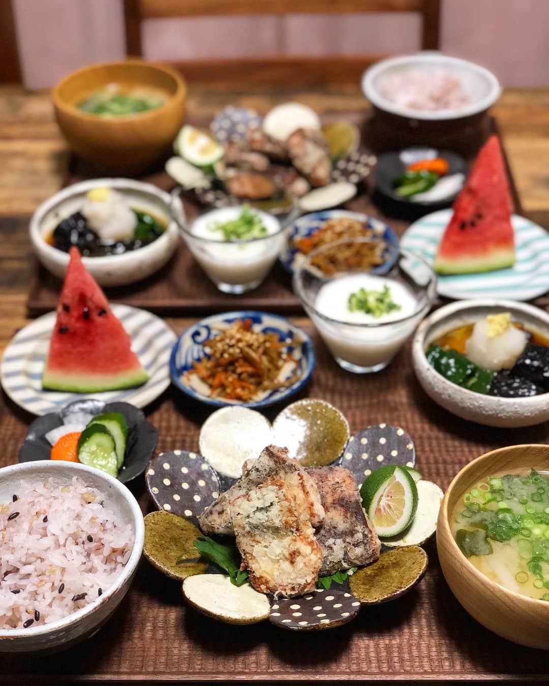 chaako ちゃあこのインスタグラム：「2019.7.24 * * 今日の晩御飯٩(๑❛ᴗ❛๑)۶ * ＊鯖の竜田揚げ ＊野菜の揚げ浸し ＊きんぴらごぼう ＊とろろ ＊浅漬け ＊玉葱とわかめのお味噌汁 ＊雑穀米入りごはん ＊すいか * でした(๑´ڡ`๑) * 今日は塩鯖の予定だったけど… 鯖の竜田揚げが食べたいって言うので… ついでに野菜も揚げて揚げ浸しにして… * 揚げながら大後悔(笑) 暑過ぎたー( ꒪Д꒪) * もう暫くは揚げ物したくない(ﾉД`) 夏の揚げ物は地獄ですよね(笑) * 直売所で買ってきたすいかが、甘くて美味しかった♡ * * * 今日は直売所に行ったり、スーパーに行ったり、セリアに行ったり、初めてのケーキ屋さんに道に迷いながら行ったり(笑) * めっちゃ暑かったー(´ㅂ`;) * 買い物に行くと、色々廻りたいけど… 夏は一箇所でなるべく済ませたいなー * インスタで見かけた桃のケーキが美味しそうで♡ やっと行ってきました( ᵘ ᵕ ᵘ ⁎) #15tsubo #諫早 #長崎 * 想像通り美味しかった♡ * * *」