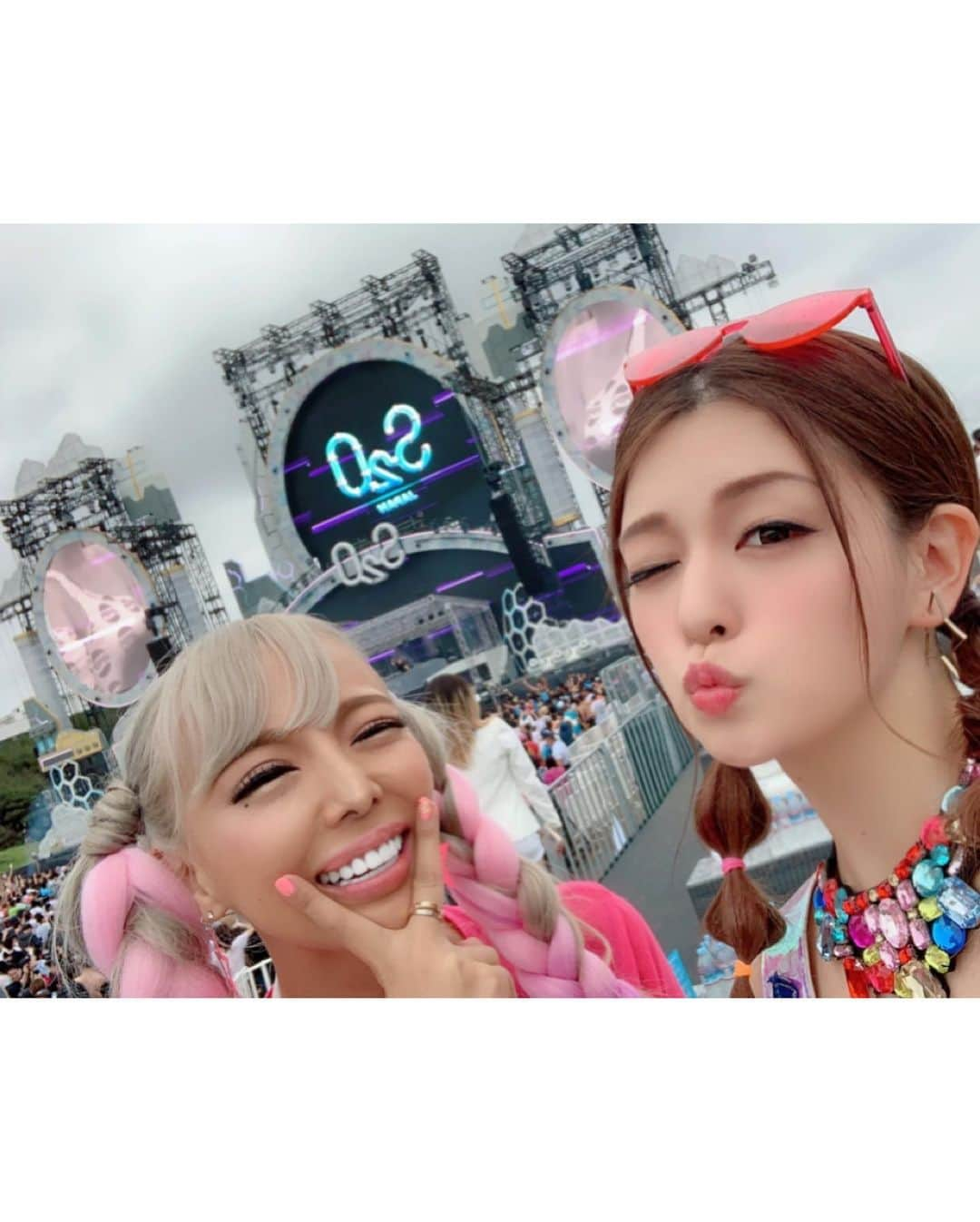 橘メアリーさんのインスタグラム写真 - (橘メアリーInstagram)「・ ・ 🌈🦄S2OJAPAN🌺💜 ２日目は しもるなちゃんと 行きましたあ！！❤️ ・ ・ コーデは派手にカラフルに🌈 ・ ・ 1日目めちゃくちゃ濡れたから 2日目は濡れずに遊んだよ😂💕 ・ ・ JayHardwayくらいから 行ったよー！！！ 久しぶりに彼のDJみたけど やっぱり彼の曲好き〜💖💖💖 そしてめありDJ始めたての時 Showtekの曲、よくDJで かけてたんだけど、 本人が流した時の威力は やばかったな😭💖 ・ ・ ２日間 楽しかった😇🌺 ・ ・ 許可もらってなかったから 写真は載せてないけど ２日間関わってくれた 関係者の皆様、DJ仲間 リア友ちゃんたち、 ありがとう！！😇🌈 ・ ・」7月24日 21時03分 - tachibanamary