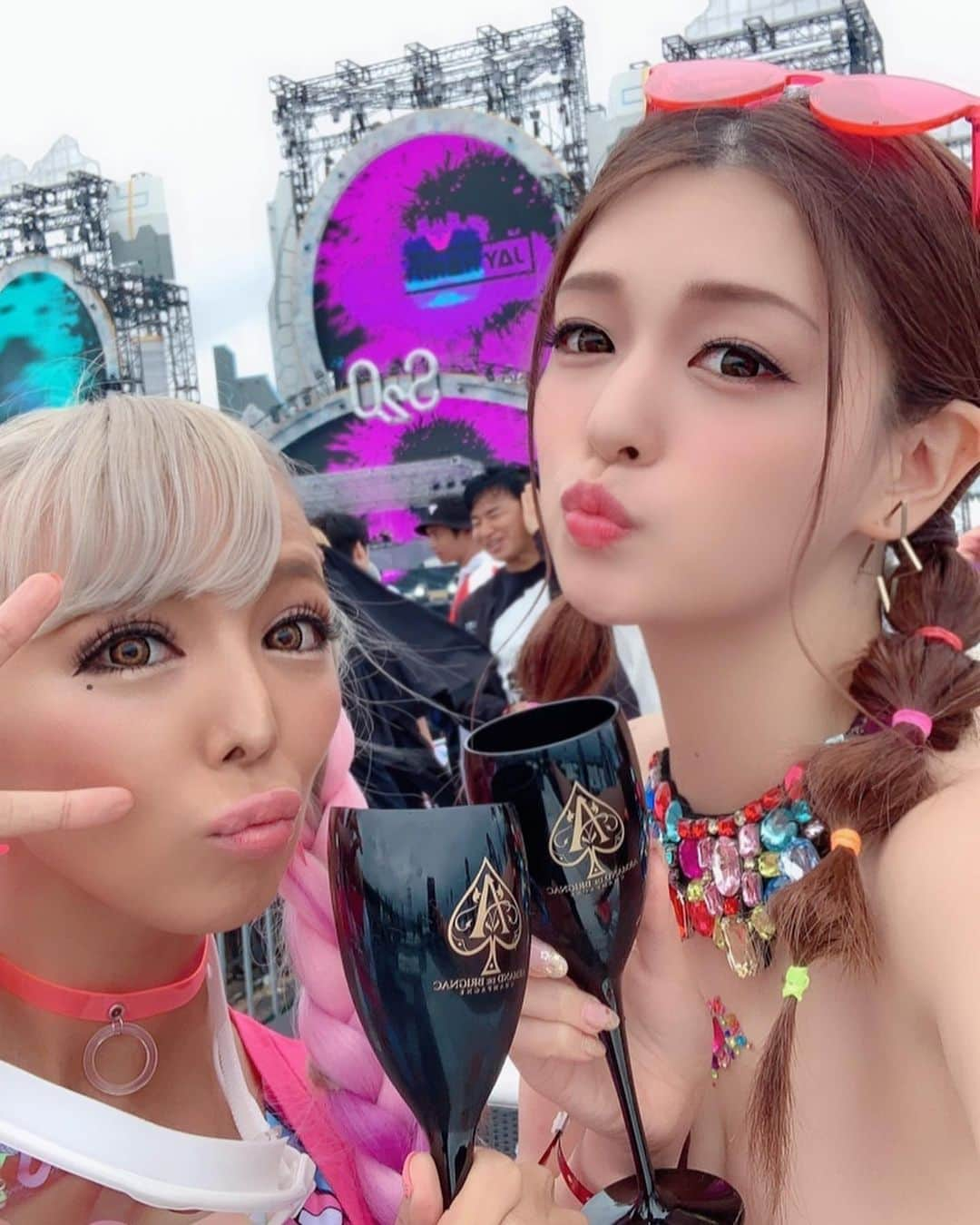 橘メアリーさんのインスタグラム写真 - (橘メアリーInstagram)「・ ・ 🌈🦄S2OJAPAN🌺💜 ２日目は しもるなちゃんと 行きましたあ！！❤️ ・ ・ コーデは派手にカラフルに🌈 ・ ・ 1日目めちゃくちゃ濡れたから 2日目は濡れずに遊んだよ😂💕 ・ ・ JayHardwayくらいから 行ったよー！！！ 久しぶりに彼のDJみたけど やっぱり彼の曲好き〜💖💖💖 そしてめありDJ始めたての時 Showtekの曲、よくDJで かけてたんだけど、 本人が流した時の威力は やばかったな😭💖 ・ ・ ２日間 楽しかった😇🌺 ・ ・ 許可もらってなかったから 写真は載せてないけど ２日間関わってくれた 関係者の皆様、DJ仲間 リア友ちゃんたち、 ありがとう！！😇🌈 ・ ・」7月24日 21時03分 - tachibanamary