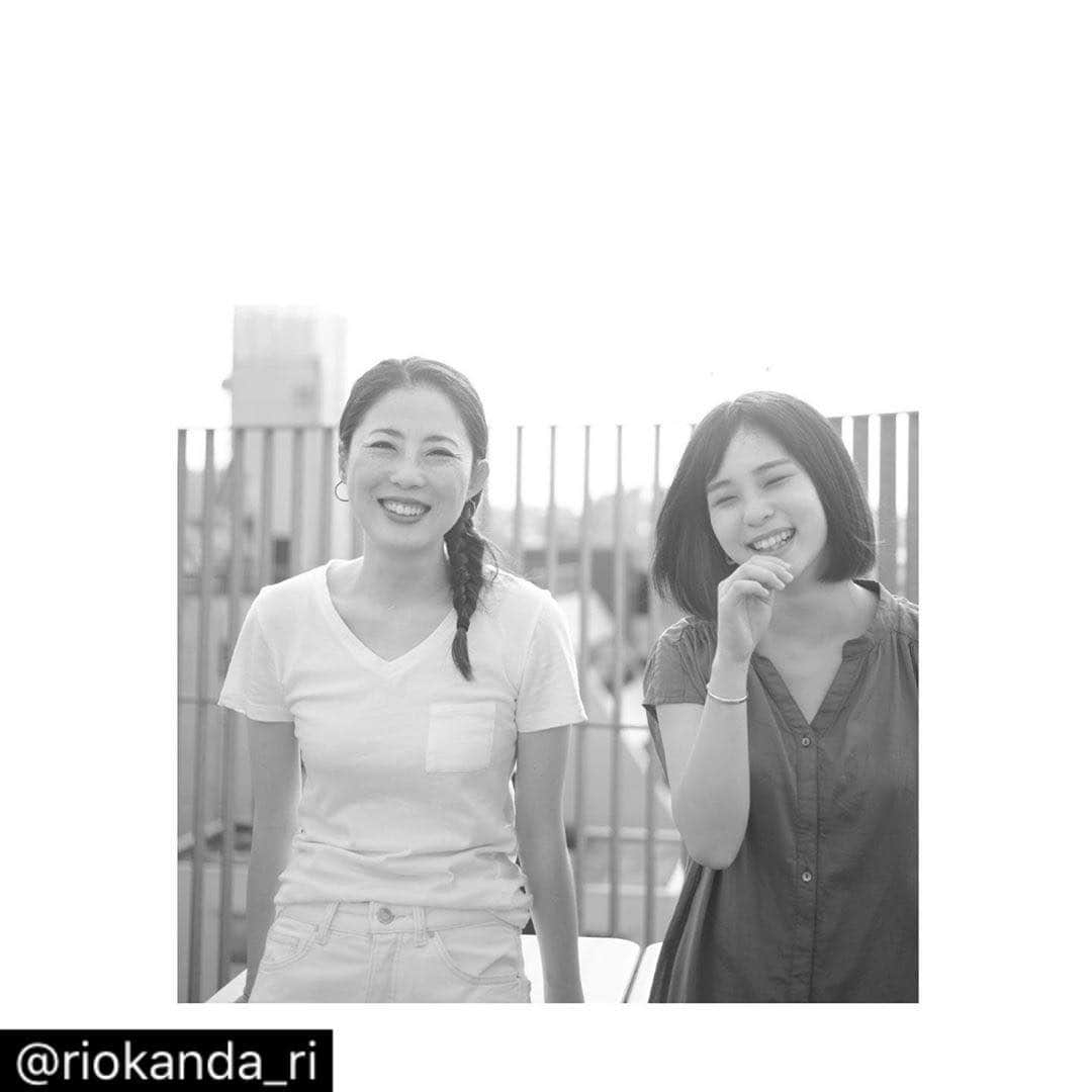 のインスタグラム：「PHOTOGRAPHS BY MISAKI YOKOE  Repost from @riokanda_ri --- #BARFOUT！にて隔月連載中の 「神田莉緒香の感じたり、学んだり」。 7月19日に発売されました8月号掲載の今回は シンガーソングライターの #矢野まき さんと お話させて頂きました！ これから生きていく上で忘れたくない言葉が たくさんありました。 そして『ポートレイト』という楽曲、 ぜひ聴いてください。 安心をくれる、とっても素敵な曲です。 . 写真はアナザーカット。 撮影してくださったのは #横江実咲 さん！ #kandari #神田莉緒香」