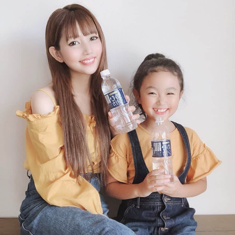 bibi_mama_さんのインスタグラム写真 - (bibi_mama_Instagram)「* * ❤︎美味しいお水❤︎ * * 地元・鹿児島県霧島の天然水💧 @コスメ1位も獲得してる美味しいお水です✨ * * 成分を人工的に添付していないので、子供にも安全で、4大ミネラルの含有量が多いので、新陳代謝が上がり肌の調子も良くなります⤴️⤴️ 代謝やデトックス効果で体質改善&この時期は熱中症対策にも✨ 美容・健康の為に、飲むお水にもこだわりたい♥️ 20%OFFキャンペーン中で2箱以上で送料無料ですよん🤗 →@nomusilica_official * * * #シリカ#シリカ水#のむシリカ#水#子供が飲んでも安心安全#ナチュラルミネラルウォーター#霧島天然水#デトックス #ダイエット#熱中症対策#美容マニア#美容オタク#健康マニア#健康オタク#子供に安心#美味しい水#親子リンクコーデ #親子コーデ#おそろコーデ #ママと娘#ママと繋がりたい #親子リンクコーデ愛好家 #おやこーで#お揃いコーデ #親子リンクだ全員集合」7月24日 20時57分 - ___bibi24