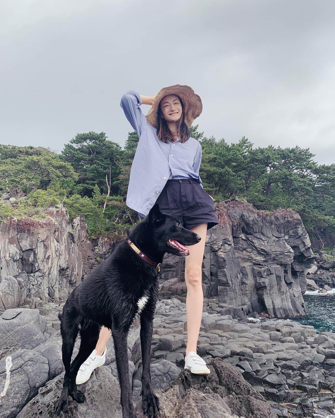 冨永愛さんのインスタグラム写真 冨永愛instagram サスペンス的な 断崖絶壁の海岸をぴょんぴょん跳ねながら軽快に遊ぶ愛犬にビックリ そして息子は相変わらずシュノーケルにどハマり中 愛犬シリーズ あぁ シリーズ考えるの面白い 加工してませんシリーズ