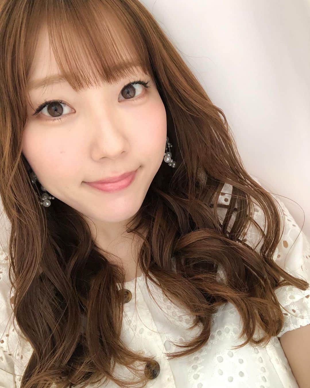 木下望のインスタグラム：「うたべり楽しかった〜💞今日は8月11日にむけて色々準備をしたりした〜💞うたべり本当によかった🥺！早くまた行きたい🥺！しのお疲れ様🎶しのの歌は本当にしみる🥺！ カメラ目線ってどうやってするの？笑 どこ見たらカメラ目線になるの？笑 新しいトップス可愛くて届いて早速着た🎀白大好き🎀  明日、明後日は大阪と名古屋です💞お近くの方是非！ 明日ものんばろうね😘  もうすぐフィリピンだね🇵🇭💞早くフィリピンのみんなに会いたい🇵🇭💞 mahal kita〜(*´꒳`*)」
