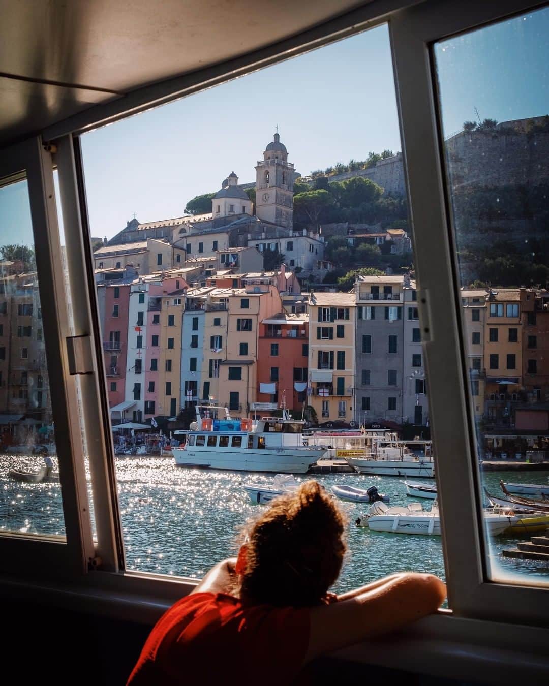 Fujifilm UKさんのインスタグラム写真 - (Fujifilm UKInstagram)「FEATURED PHOTOGRAPHER OF THE WEEK “On a day trip to the colourful Italian port town of Porto Venere, I happened to see a fellow tourist peering out of the ferry window back towards the harbour. It was clear from the position and pose of the lady in the frame that she was gleefully day dreaming about her travels to the town. In truth, it summed up how I felt about the town as well. I too could sit there for hours watching the Italian coastline cruise by.” Image captured by @poetic_mouse with the FUJIFILM X-E3.  X-E3 | XF18-55mmF2.8 | F8 | ISO 400 | 1/500 sec  #Fujifilm #Fujifilmx_uk #XE3 #XSeries」7月24日 21時00分 - fujifilmuk