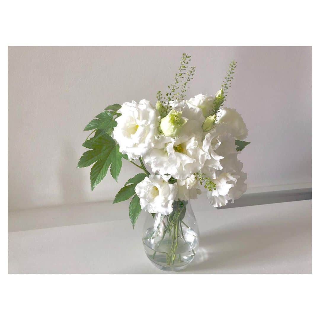 のインスタグラム：「ホワイト×グリーン。 心が落ち着く組み合わせだなぁ😌 . . #flowers #flowerstagram #flowerarrangement #flowerlovers #お花 #お花のある暮らし #フラワーアレンジメント #フラワーベース #トルコキキョウ」