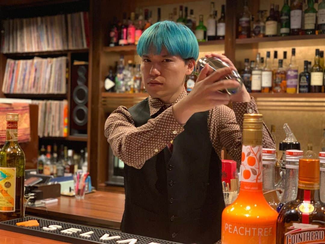 相馬トランジスタのインスタグラム：「クール感出してモテようとしてます。  #劇団スカッシュ」