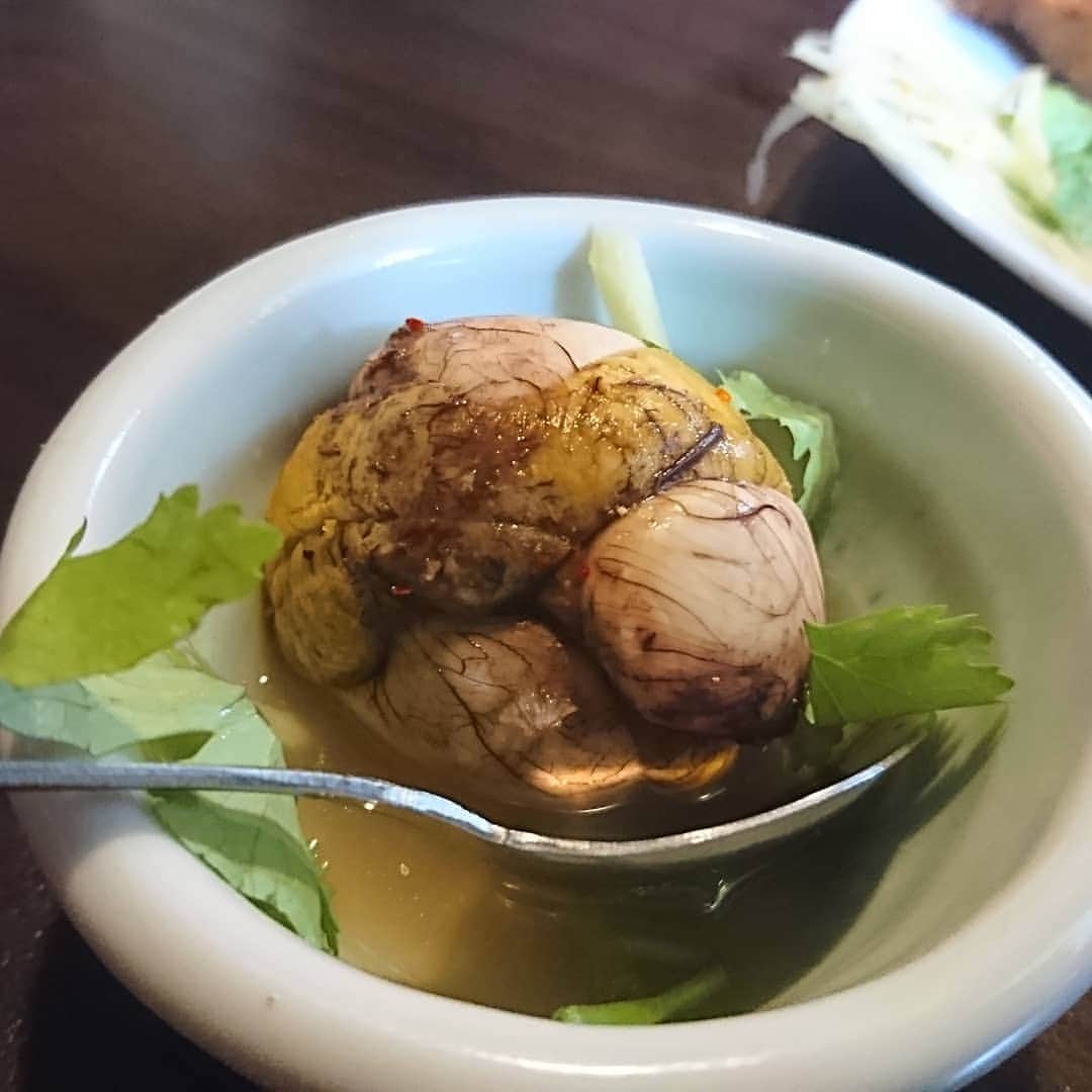 松本康太さんのインスタグラム写真 - (松本康太Instagram)「『ホビロン(孵化しかけのアヒルの卵)』新大久保にあるベトナム料理ANH EMと言うお店なのです(^-^)♪ フィリピンや中国本土南部、東南アジアなどでポピュラーに食べられる食べ物らしいです♪国によって呼び名が違うのですが、日本では『バロット』と呼ばれることが多いらしいです♪ゆで玉子の黄身と鶏肉を食べている感じなのですが、場所によって歯応えや味が違うのは食べ慣れない感じでした💧  #ホビロン #バロット #孵化 #孵化しかけのアヒルの卵 #ベトナム料理 #新大久保グルメ #新宿 #ベトナム料理annam #anhem #アヒルの卵 #アヒル #レギュラー松本 #あるある探検隊 #珍味」7月24日 21時12分 - aruarutankentai.matsumoto