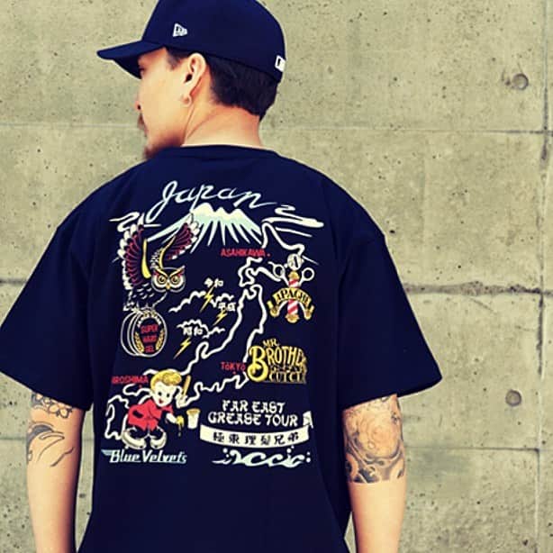 のインスタグラム：「••• 本日再入荷いたしました！🦉 前回入荷後すぐに売り切れてしまい、多くのお客様から再入荷リクエストをいただいていたTシャツです。 今回も少量入荷ではありますが、探されていた方は是非✨ ••• DRESSKIN🎩 Men's grooming online store🤵🏻 https://dresskin.com ⇨プロフィールからご覧ください👀 🌏For international customer ⇨https://global.dresskin.com ••• #brosh #broshpomade #mrbrotherscutclub #bluevelvets #dresskin #cosmetics #menshair #mensgrooming #pomade #gentleman #barber #barbershop  #ブロッシュ #再入荷 #ドレスキン#メンズコスメ #メンズグルーミング #美容男子 #シェアコスメ #グルーミング #身嗜み #バーバーショップ #バーバースタイル #フェード #ポマード」