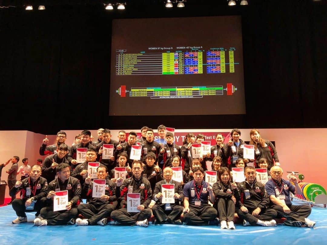 山本俊樹のインスタグラム：「- ‪7/6-7の東京五輪プレ大会では肩の怪我で出場出来なかったが、1年後この舞台に必ず立つ！  写真は‬三宅会長と小宮山男子監督の後ろで‬ ‪#1YearToGo ‬ オリンピック開催まであと1年  #ウエイトリフティングやろうぜ #weightlifting #snatch #cleanandjerk #squat #deadlift  #耐えて勝つ #率先垂範 #山本俊樹 #LEGACYLIFTER」