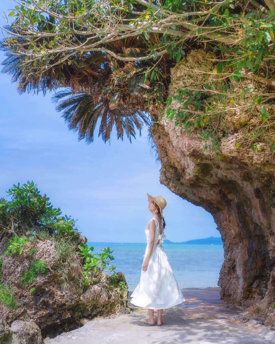 mikicoco00のインスタグラム：「* * 夏日👒☀️ 海が綺麗で本当に癒された♡ 今度はダイビング リベンジしたいな～🐟 耳ぬき難しいな🤔 * * * #小浜島#沖縄#離島#沖縄好き  #旅行#綺麗#海#ワンピース#白 #kohamajima#okinawa#summer#sea #photo#fashion」