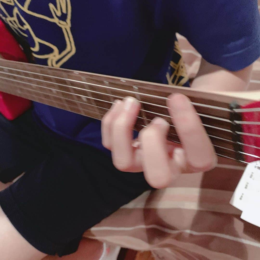 悠希さんのインスタグラム写真 - (悠希Instagram)「#姪 西香 ついにギター初心者の難関 #Fコード 挑戦 #ギターの先生」7月24日 21時14分 - jr_yk