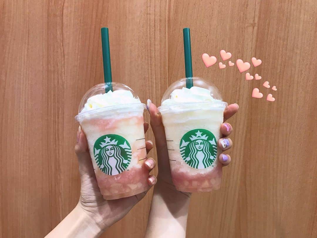 のインスタグラム：「🍑🍑🍑 ⋆⑅ ⋆⑅ ⋆⑅ ピーチ オン ザ ビーチ フラペチーノ🍑Peach on the Beach Frappuccino ⋆⑅ 岐阜に向かう途中にるちゃまると飲んじゃった🍑 ももの果肉がたくさん入ってて美味しかった〜🤤 フルーツ系のフラペチーノすき(*´˘`*) ⋆⑅ ⋆⑅ #ピーチオンザビーチフラペチーノ #peachonthebeachfrappuccino #スターバックス #スターバックスコーヒー #starbuckscoffee #スタバ新作 #フラペチーノ」