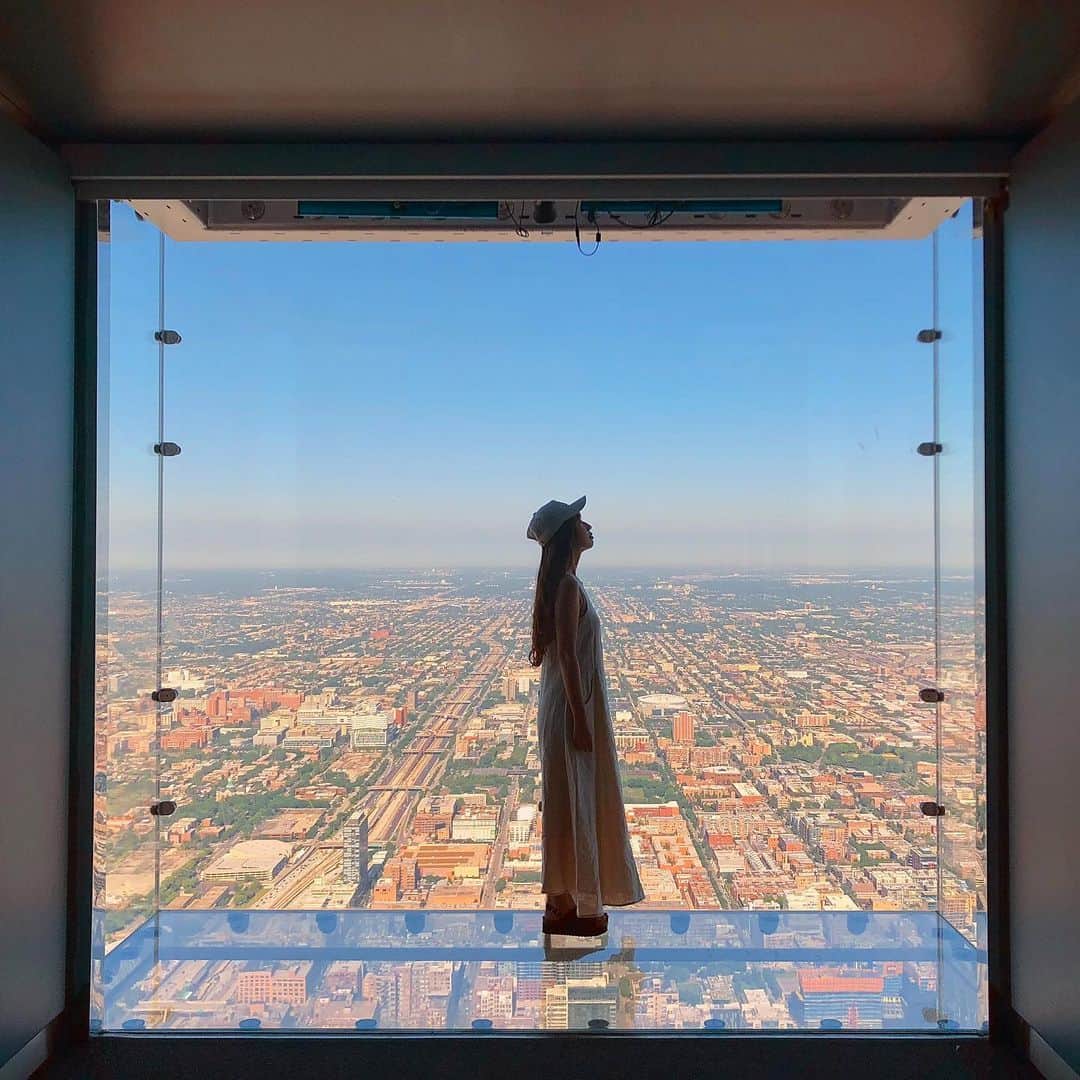 wacameraのインスタグラム：「#Chicago #skydeck #willistower  I like very much this wonderfully crazy place🏙 シカゴの有名なスカイデック。地上412mに突き出たスッケスケのガラス張りの小部屋。高所恐怖症なんだけど高すぎて全く怖くなかった。なんかもう嘘みたいなんだもの。撮影めっちゃ楽しかった♥️」