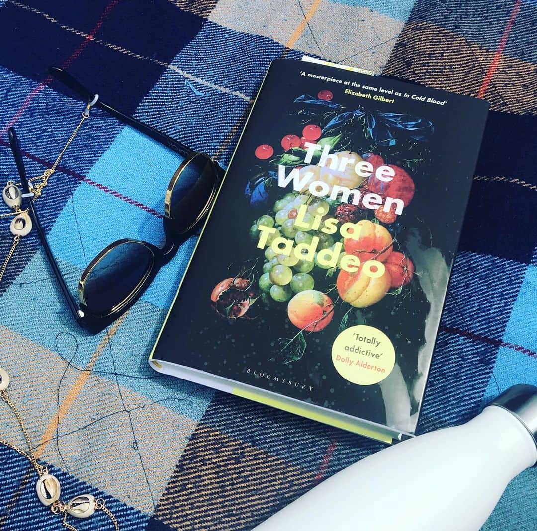 メラニー・サイクスさんのインスタグラム写真 - (メラニー・サイクスInstagram)「Set for a few hours in the garden 💙 Sunnies, water and my new read 📘 very happy book worm 😁 #threewomen #lisataddeo #read #books #instabooks」7月24日 21時29分 - msmelaniesykes