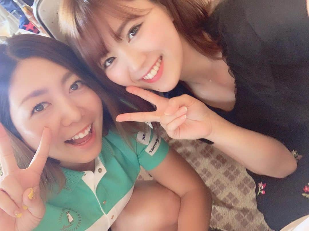 のインスタグラム：「*** 先週のプロアマで、久しぶりに鈴蘭ちゃんと再会しました🥰 . 私が前に、ひかりTVで”ゴルフミカデミー”という番組をやってた時に、ゲストで出演してくれてそれからプライベートでも仲良くしてます❤️ . 可愛い妹みたいな鈴蘭ちゃん💕 . アイドル活動をしながら、ゴルフの練習もしていてゴルフ熱が凄いです！会えて嬉しかったな♪ . #久しぶりの再会  #山内鈴蘭 ちゃん #SKE48 #可愛い妹みたいな感じ」