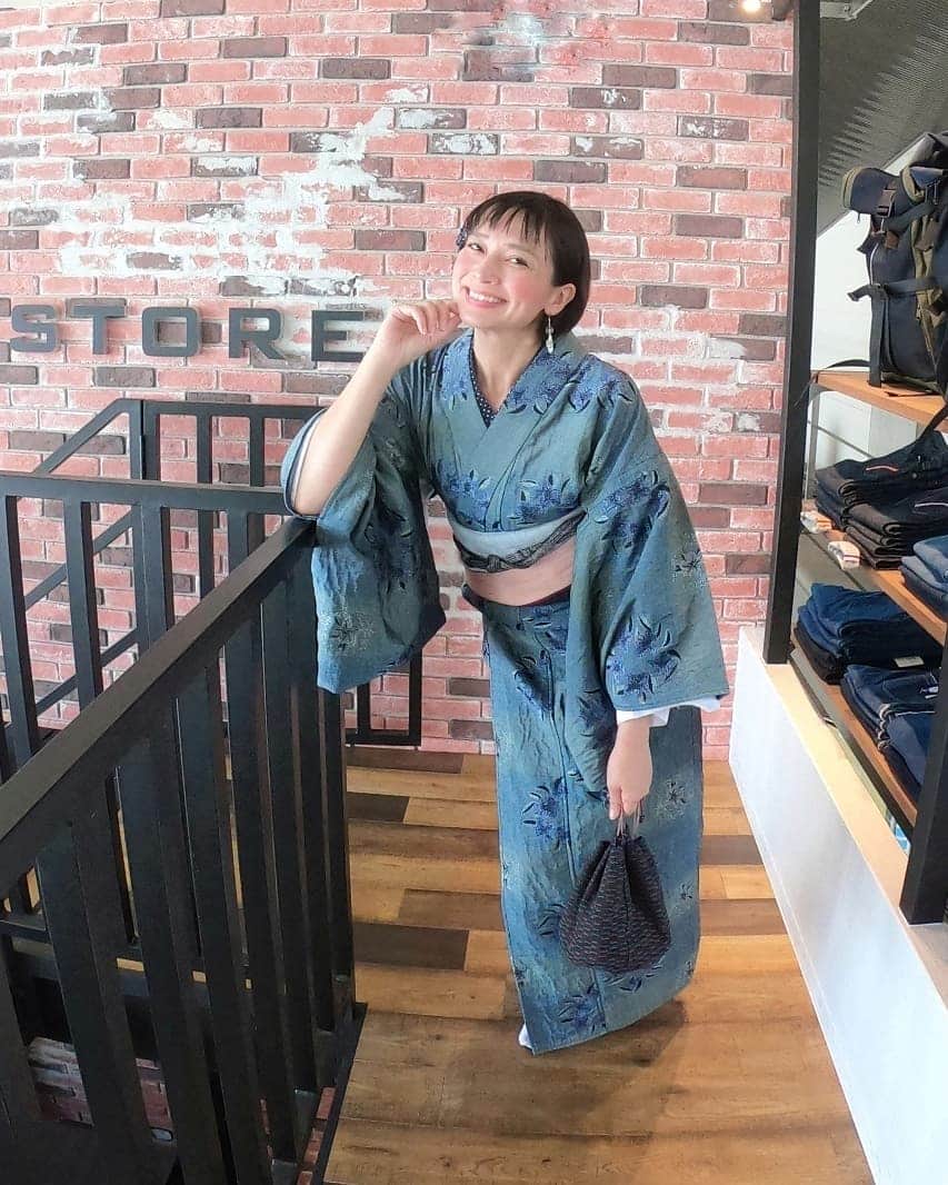 芳美リンさんのインスタグラム写真 - (芳美リンInstagram)「この着物には秘密がある(￣ー￣) なんと、デニムでできています👏  #井原デニム は、ハイブランドからも発注のある、  Made in Japanの実力派！ 粋で、オシャレ☺  粋な着物を着させていただき、happy♥  キャンプでも使いやすそうな、ティッシュカバーを購入しました✨  #日本綿布　さんでの、 #工場見学　も興味深かったです☺ なかなか見られない光景👏  @ibaragram #岡山 #イバラグラム #イバラグラマー #ibaragram #井原デニム#井原デニムストア #夏着物 #kimono#デニム着物 #地域活性化#旅モデル #旅したくなるフォト #japantrip #旅行 #travelstagram #旅人 #lynn_trip #旅 #travelme #travel #trip #traveler #トラベラー  #旅好きな人と繋がりたい #travelholics #goprojp#goproのある生活」7月24日 21時24分 - lynn.lynn5