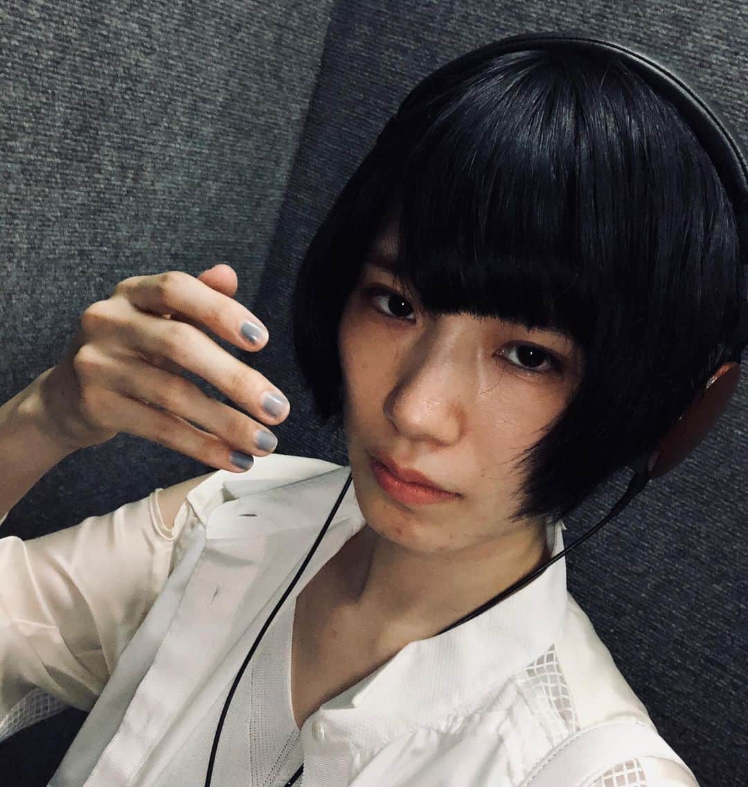 水野しずのインスタグラム：「前millnaちゃんと会話してて「特に目的なくメイクはそうするものだという作業工程的先入観で塗ったファンデーションはノイズになっているのではないか」という説が浮上してから、目的意識が明確でない場合はファンデーション塗らないけど確かにという感じ。  その後理由なくファンデーションをすることに性役割的な理由で抵抗を抱いている男性から 「ファンデーションは匿名性を付与(実在感の軽減)する効果があり自分も取り入れたい(羨ましい)」 というようなことを言われ、それも確かにと思った。  ただ匿名性を付与する行為はメリットもあるがデメリットもわりとけっこうある。(シンプルに匿名の相手は殴りやすい)場面で選べばいいのだが。」