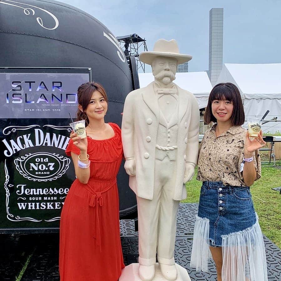 のインスタグラム：「🎆🎆🎆 ． 未来型花火エンターテイメント STAR ISLAND2019!! ． 今年初の花火を @amemi8 と行ってきました🙌 ． 会場は明るい時間から楽しめるパフォーマーによるショーやフード、ドリンクコーナーが💓 ． 気になるブースの中でも、 ジャックダニエルハニーをバニラにかけたアイスがラムレーズンみたいで美味しかったー😋 ． ウイスキー好きにはたまらないスイーツ💓 ． 花火は音楽と光の最新テクノロジーを組み合わせたパフォーマンスと共に始まり、終始鳥肌の立つ演出に感動😂 ． 五感を刺激される楽しすぎる空間でした💓 ． #ジャックダニエル #jackdaniels #ジャックハニー #jackhoney #STARISLAND2019  #スターアイランド2019  #スタージャック#夏ジャック #豊洲#花火#花火大会 #ファインダー越しの私の世界#海#summer#hanabi#tokyo #夏らしいこと#夏のイベント #happy#good#music」