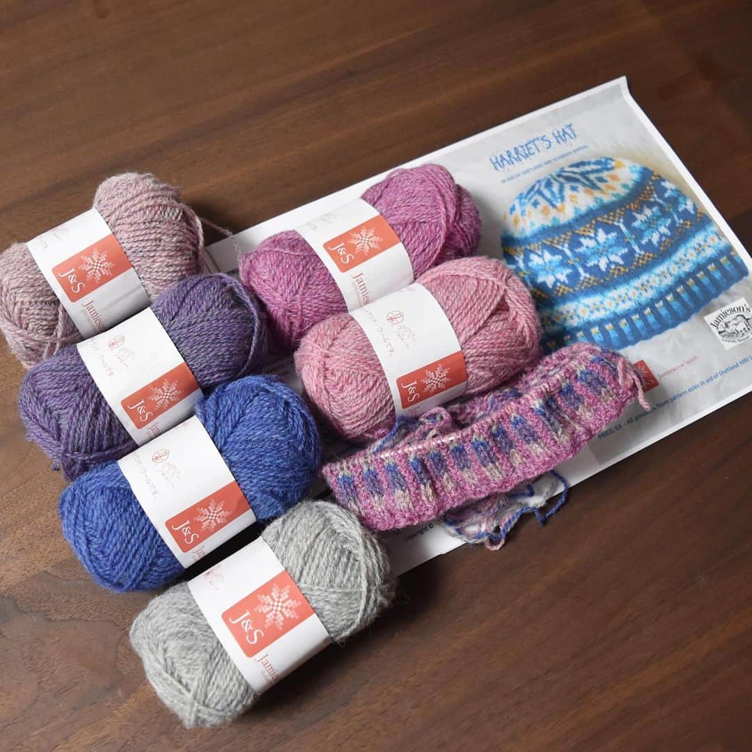 のインスタグラム：「HARRIET’S HAT for SWW . Pink combination . * ウールウィークのためのもう1つのパターンは、ちょっといろんな色で遊んでみようかな。まずはピンクベース。 単体の毛糸玉で見て好きなのを選んでみたけど、編んでみると色合いが違う。ちょっと派手だったかな？ * * #shetland #shetlandwoolweek #shetlandwool #jamiesonandsmith #harrietshat #mriscanner #shetlandyarn #shetlandmri」