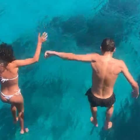 バレンティーノ・ロッシのインスタグラム：「Un tuffo dove l’acqua è più blu☀️ Buona estate a tutti!」