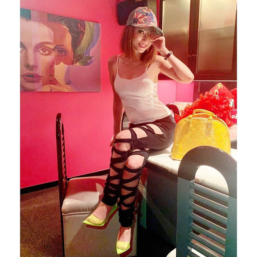 葉月樹里のインスタグラム：「このスキニーを履いたら、大体カラオケでTMレボリューションの HOTLMITを歌わされます🙋‍♀️ . . .  #葉月樹里 #soiréeine #ソワレーヌ #ずりおコーデ #OOTD #cordinate  #adidas #アディダス #handm #エイチアンドエム #yellow #イエロー @van0129 のとこの 👠❤️ #louisvuitton #ルイヴィトン #LV #ヴィトン」