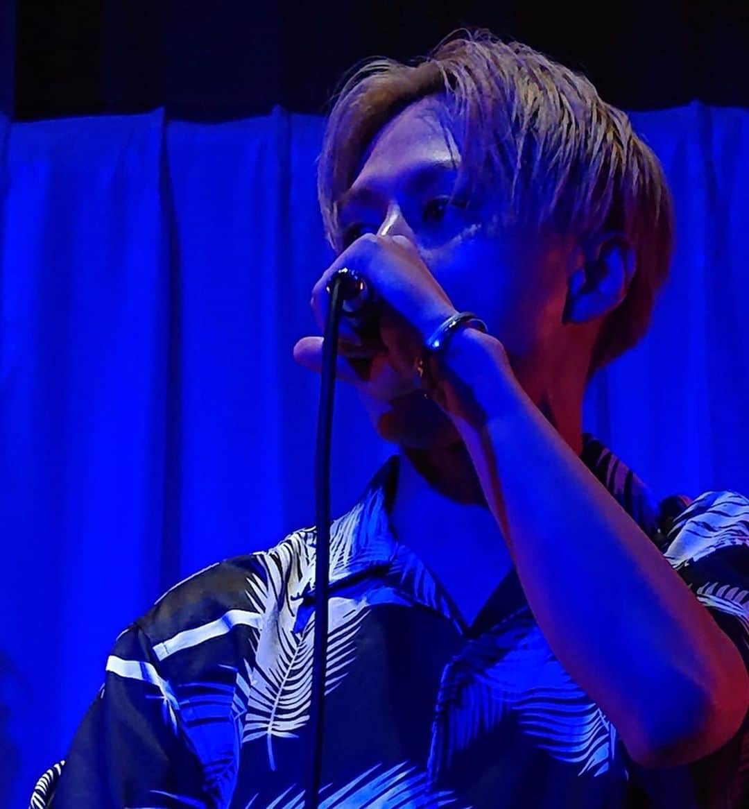 中垣悟のインスタグラム：「SUMMER Fes TALK&LIVEにお越し頂いた皆さんありがとうございました！！ ゴリけんさん、山本カヨさんとのトークイベント＆ライブでした！いつもとはちょっと違ったイベント、楽しんで頂けたでしょうか？ 会場がクアンティックさんという事で、結婚感についてのトークでした…さすがに結婚はまだまだ先だろうから「結婚に対して譲れないことは？」と聞かれて全然こだわりないってか何にも出てこない自分に気がついたので、これを機に自分の結婚について考えるきっかけになりました🤭 素敵な会場と、熱いスタッフの皆さんのおかげで本当に楽しいイベントでした！ 週末は東京、熊本、福岡、大阪とイベントかなり続くので超たのしみっす！皆さんホームページチェックして遊びに来てください！！ . #FREAK福岡 #クアンティック #ナッセ」