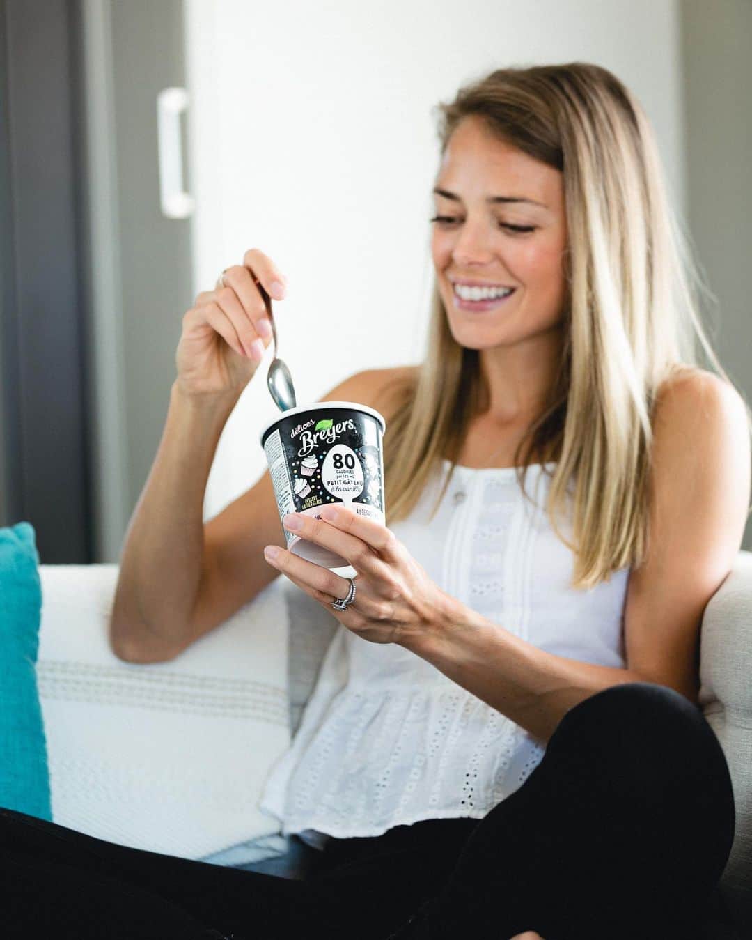 メリッサ・ビショップのインスタグラム：「You know I have a sweet tooth, and satisfying it can be tricky. @Breyers delights make it easy!  All of the flavours taste so good, contain 4g of protein and are only 80-90 calories per serving (125ml). Plus, they are made with high quality ingredients like Canadian milk and sustainably farmed vanilla beans. Trust me, it’s a treat worth indulging in!  I'm here to help satisfy your sweet tooth this summer. Click the link in my bio to learn more about the new @Breyers delights flavours! #Breyers #BreyersPartner #Ad」