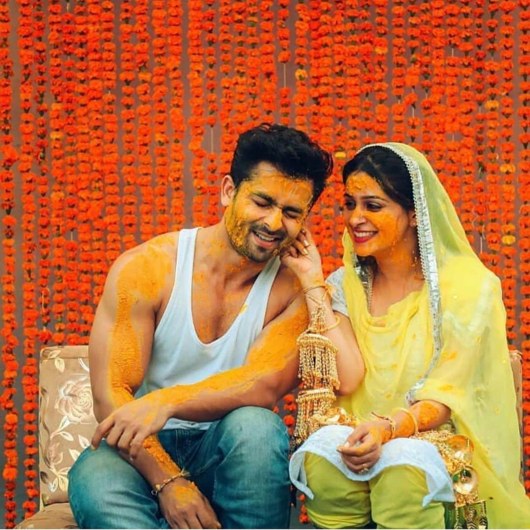 Indianstreetfashionさんのインスタグラム写真 - (IndianstreetfashionInstagram)「This couple teasing each other on their haldi is the cutest thing ♥️ #indianstreetfashion #indianwedding  #wedding #weddingsofinstagram #instawedding  #indianwedding #bridesofindia #bridesofinstagram #indianbridaloutfit #weddinglook  #bridallook #bridestyle #weddingtrend #trend #bridaljewelry #jewellery #weddinginspo #weddingplanner #weddingblogger #weddingplanner #destinationwedding #weddingchoreography #sangeetperformance #haldiceremony」7月24日 21時32分 - indianstreetfashion