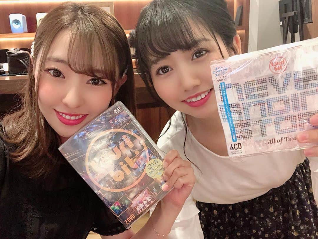 藤江れいなさんのインスタグラム写真 - (藤江れいなInstagram)「きっきーがつりビットの 解散ライブのDVDと全曲集をくれました😊🎣 あの感動をもう一度！！！ みんなもGETするしかー💞 #つりビット #聞間彩」7月24日 21時33分 - 01nyan0201